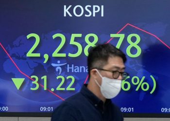Asian shares mostly decline echoing US slide on rate worries