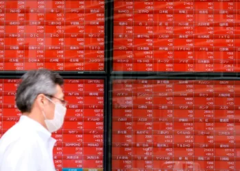 Major Asia-Pacific markets drop 2% following Wall Street plunge; yen near 24-year low