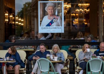 Royal fans give London tourism a bump amid UK economic woes