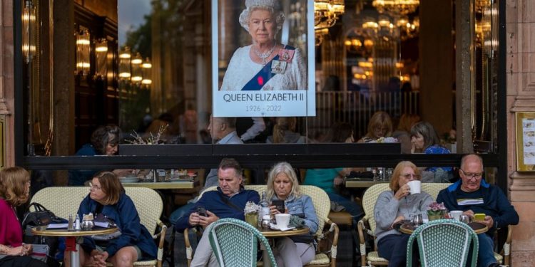 Royal fans give London tourism a bump amid UK economic woes