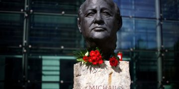 Russia to bury Gorbachev, the darling of the West, with a shrug