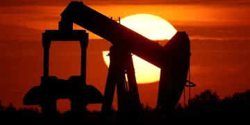 Oil prices fall more than 1% as dollar scales new peak