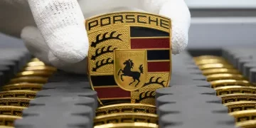 Porsche shares rise in Frankfurt market debut