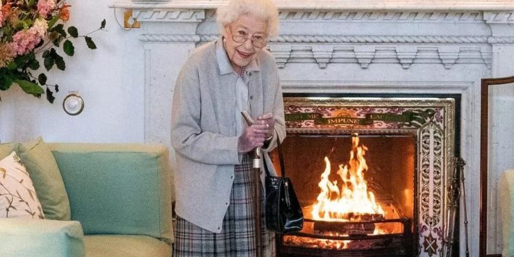 Queen Elisabeth II under medical supervision at Balmoral