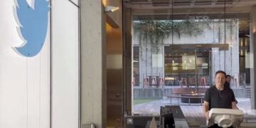 Elon Musk makes a splashy visit to Twitter headquarters carrying sink