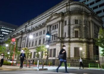 Hong Kong stocks fall more than 3%; Bank of Japan keeps rates unchanged