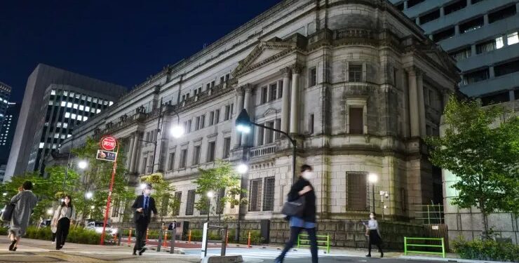 Hong Kong stocks fall more than 3%; Bank of Japan keeps rates unchanged