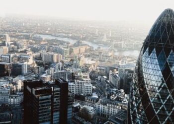 London open: Stocks fall but DS Smith bucks trend after update