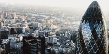 London open: Stocks fall but DS Smith bucks trend after update