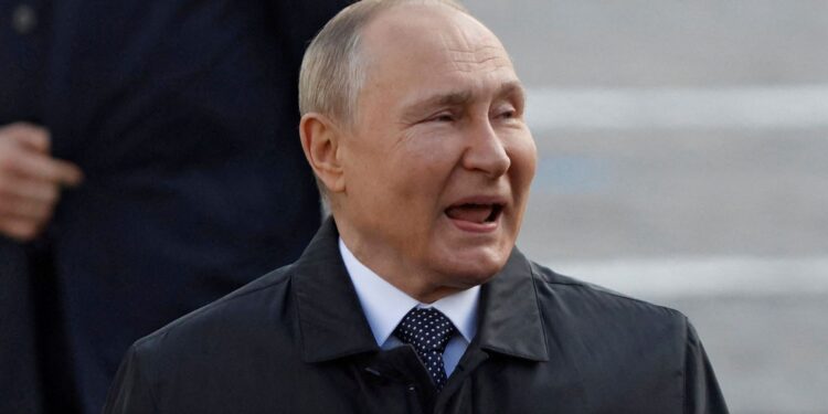 ‘Cancer-stricken’ Putin’s body language ‘reveals he’s in crippling pain’