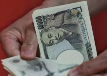 Japanese yen touches 32-year low against the US dollar