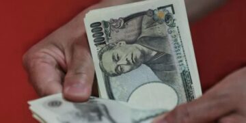 Japanese yen touches 32-year low against the US dollar