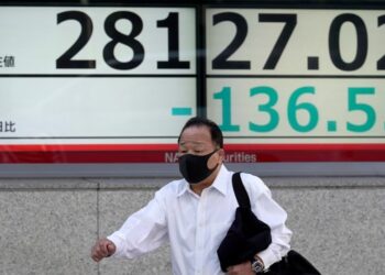 Asian benchmarks mixed as markets eye COVID, inflation risks