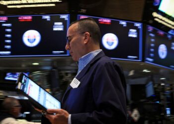 Nasdaq rises on boost from growth stocks ahead of Fed minutes