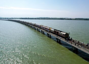 Thailand’s ‘floating train’ a big hit as dam waters rise