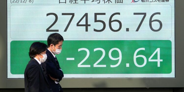 Asian shares advance on the back of Wall Street gains