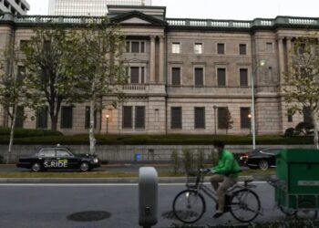 Nikkei 225 falls more than 2%