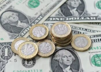 The strong pound and US market weakness drag FTSE 100 lower