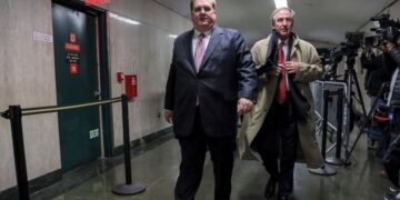 Defense attorneys Michael van der Veen, right, and William Brennan, left