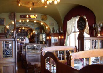 Visit the 10 oldest restaurants in the world