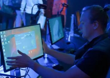 The reporter installs hidden keyboard cheats – on the competition’s computer