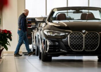 10 auto industry predictions for investors to keep an eye on this year