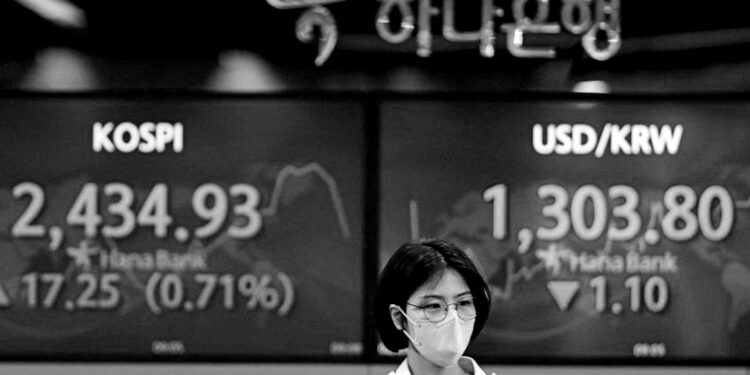 Asian stocks rise after Wall Street slides on rate hike fears