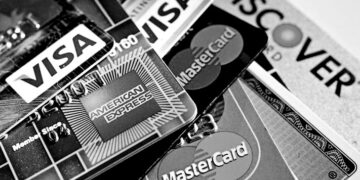 US credit card debt now totals nearly $1 trillion
