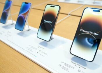 Apple sales in the biggest fall since 2019