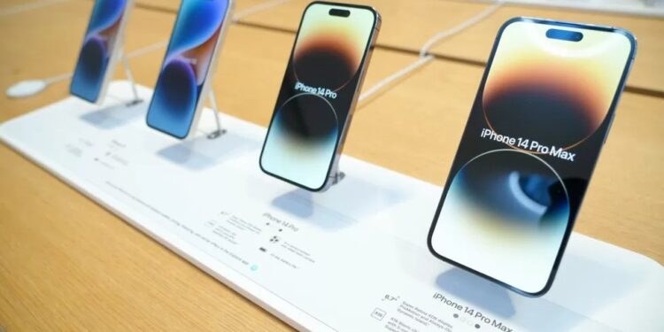 Apple sales in the biggest fall since 2019