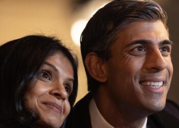 Sunak picks his moment to reveal 5m earnings on tax return