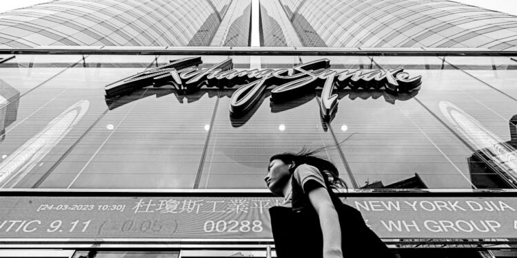 Asian shares fall on banking turmoil, recession worries