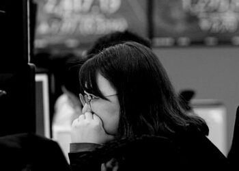 Asian shares mostly rise on relief over US bank strength