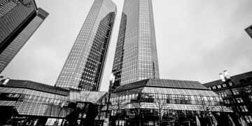 Europe bank shares sink on concerns over US sector, Deutsche down 10%