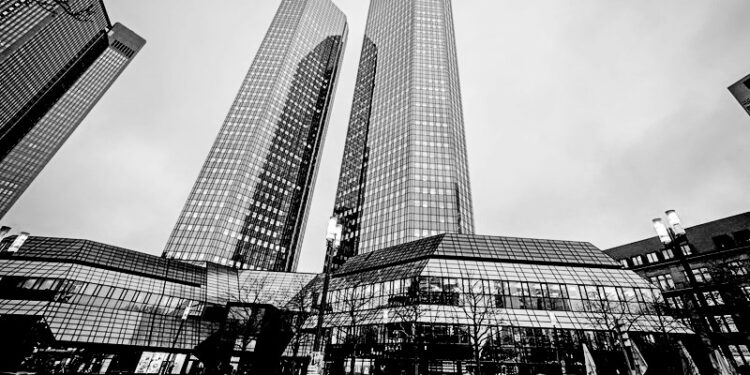 Europe bank shares sink on concerns over US sector, Deutsche down 10%