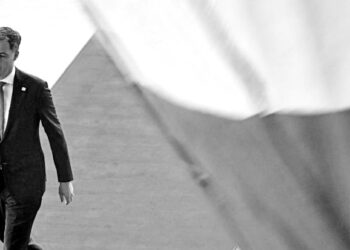 EU leaders grapple with bank risks as economy weakens