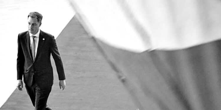 EU leaders grapple with bank risks as economy weakens