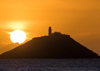 A coastal cliff walk to a gourmet pub: Cush, County Cork, Ireland
