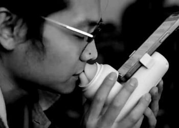 Chinese startup invents a long-distance kissing machine