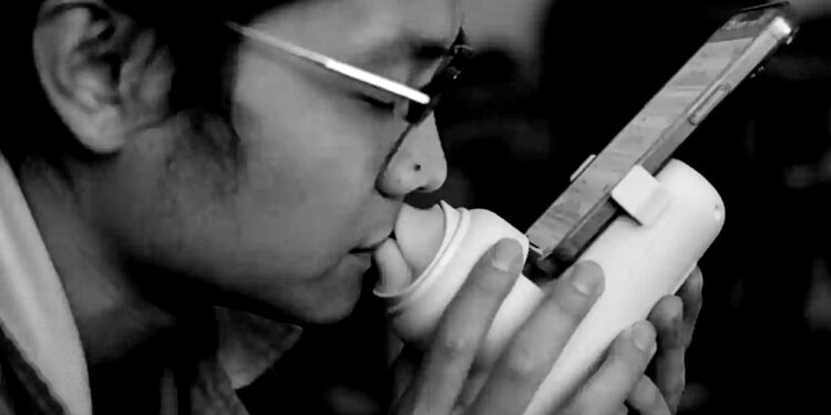 Chinese startup invents a long-distance kissing machine