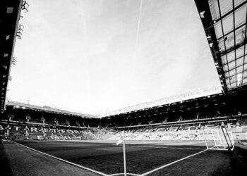 Who is bidding to buy English soccer club Manchester United?