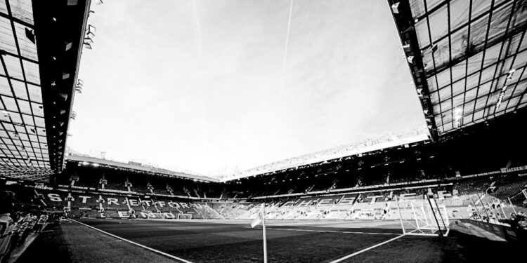 Who is bidding to buy English soccer club Manchester United?