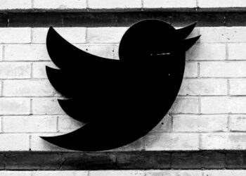 Twitter reports a 40% drop in revenue and adjusted earnings to investors