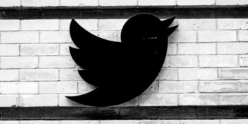 Twitter reports a 40% drop in revenue and adjusted earnings to investors