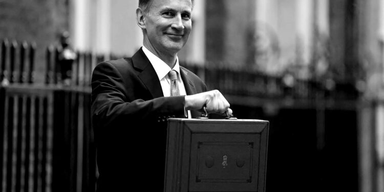 UK faces ‘disastrous decade’ for living standards as households set to be £4,200 poorer