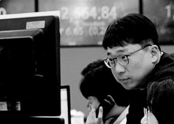 Asian shares mixed over economic growth, rate worries