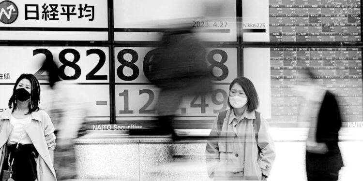 Asian shares rise despite banking fears