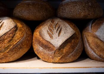 Food prices fall on world markets but not on kitchen tables