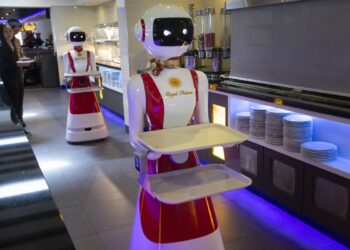 Are robot waiters the future? Some restaurants think so