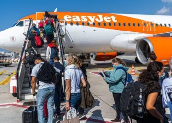 EasyJet expects bigger profits as summer bookings soar